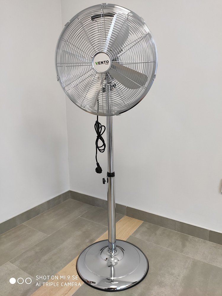 Stojanový chrómovaný ventilátor Vento 40cm 50W